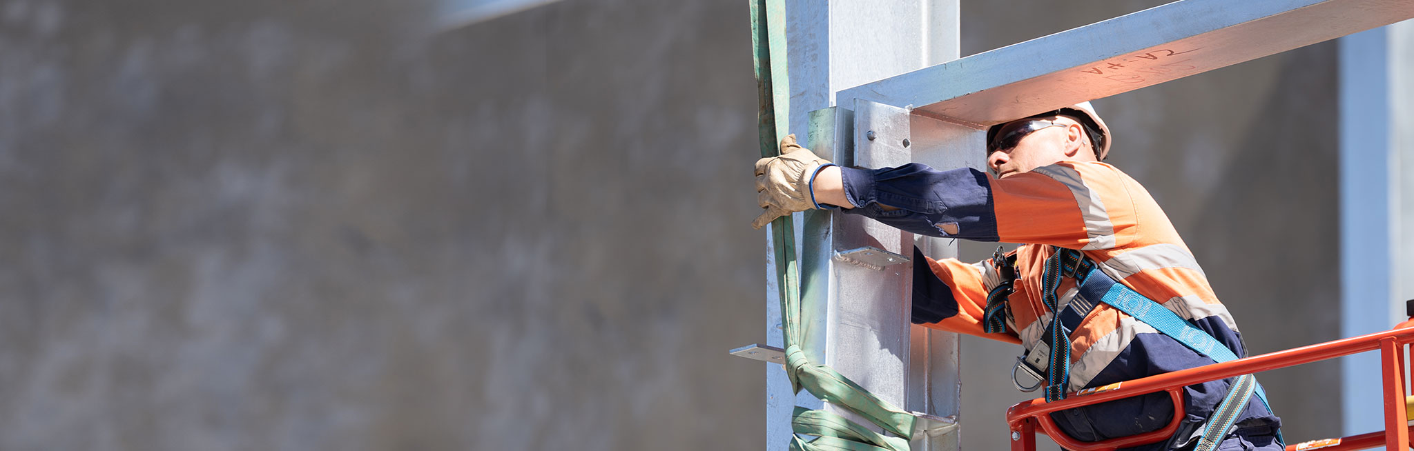 Image - Man on hoist at building site